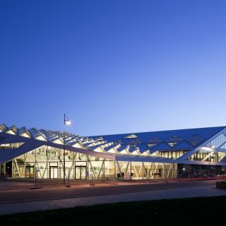 Middelfart Savings Bank mit Fassade und Dach aus Farbaluminium