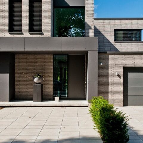 Charakterstarkes Passivhaus mit hellgrauer Designerfassade