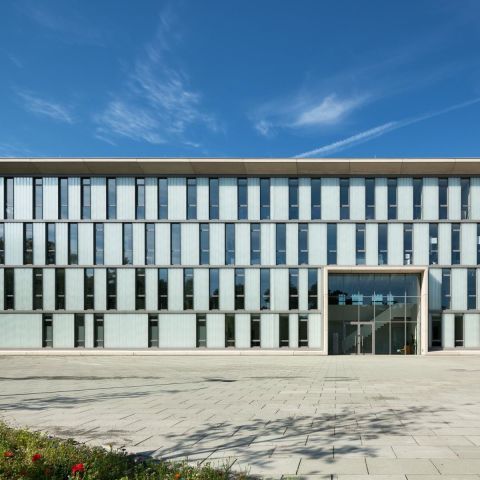 Verwaltungsgebäude mit Werkstatt und Magazinhalle
