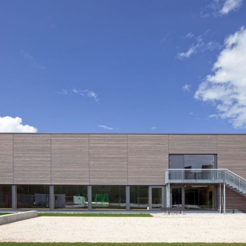 Energieeffiziente Sporthalle mit Wirtschaftsgebäude (Energiezentrale und Hausmeister-Wohnung)