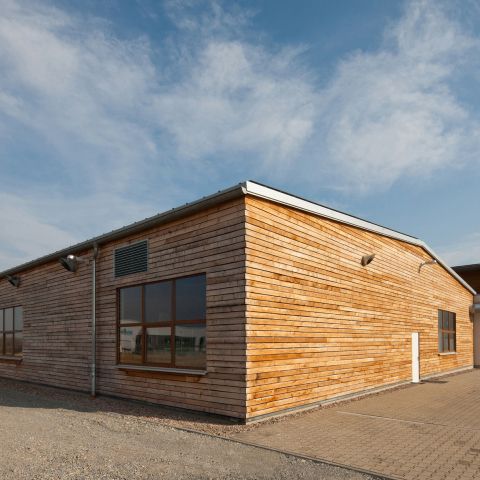 Erweiterung eines holzverarbeitenden Handwerkbetriebes, Produktionshalle und Bürogebäude