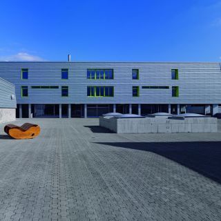 Schulhaus Flös in Uniform - Außensanierung der Fassade