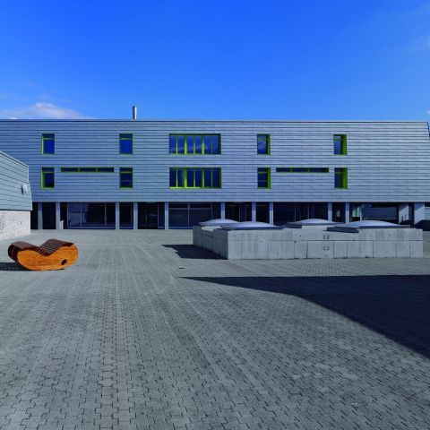 Schulhaus Flös in Uniform - Außensanierung der Fassade