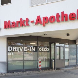 Apotheke mit Drive-In Schalter