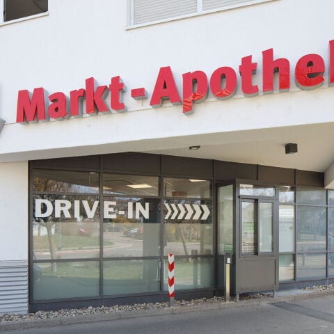 Apotheke mit Drive-In Schalter
