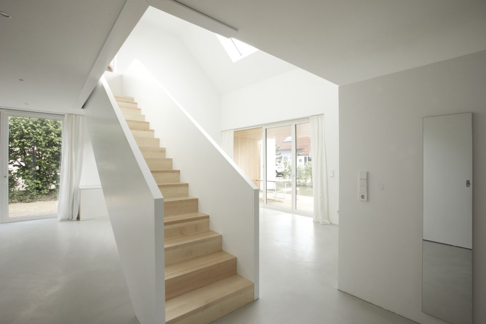 Loftartiges Erdgeschoss mit skulpturaler Treppe