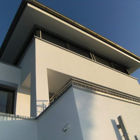 Wohnhaus am Hang mit schwebendem Dach
