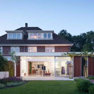 Elegante Transparenz im lichtdurchfluteten Anbau