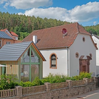 Umbau einer kleinen Kirche zu einer sonderbaren Ferienwohnung