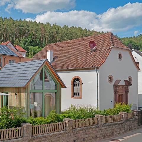 Umbau einer kleinen Kirche zu einer sonderbaren Ferienwohnung