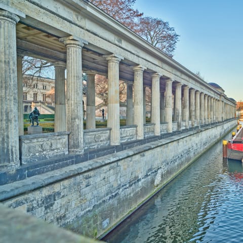 Kolonnaden auf der Museumsinsel in Berlin