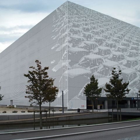 Auffällig angepasst – Parkhaus mit kreativem Fassadendesign