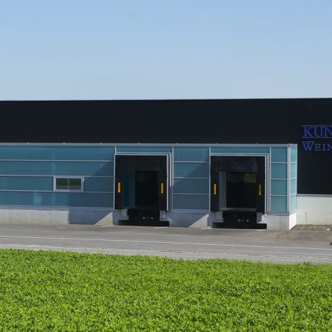 Weinkellerei - Schwarze Eleganz im Industriegebiet