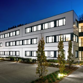 Bürogebäude und Mitarbeiterrestaurant