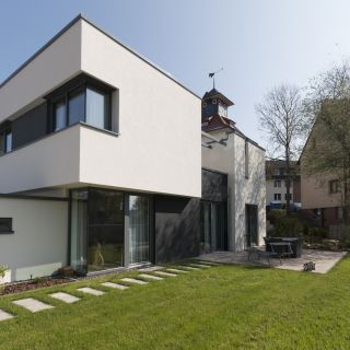 Ensemble mit Glockenturm