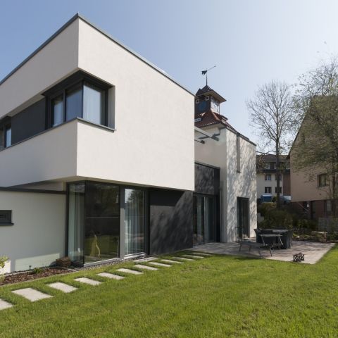 Ensemble mit Glockenturm