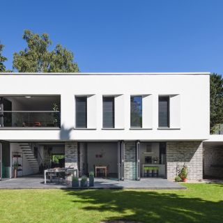 Bauhaus mit ganzflächiger Öffnung