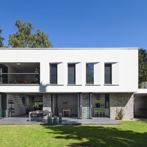Bauhaus mit ganzflächiger Öffnung