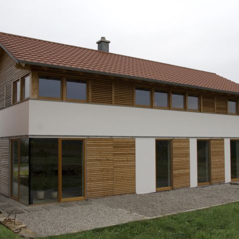 Modernes Bauernhaus in ländlicher Umgebung