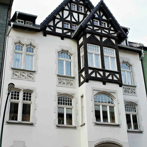 Das Prinzip Dachwohnung. Dachgeschossumbau im Denkmal in Düsseldorf