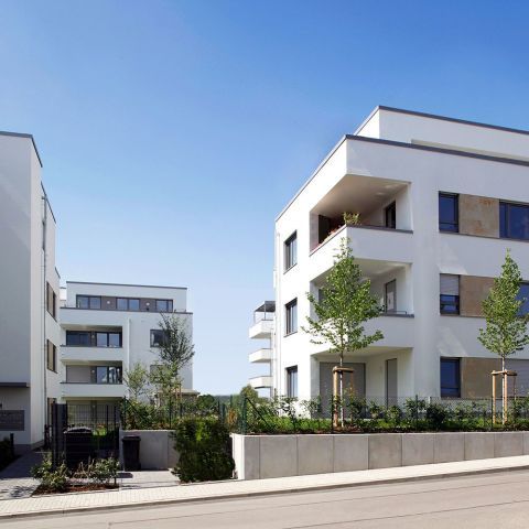 Neue Stadthäuser in der Wohnsiedlung Weidenborn