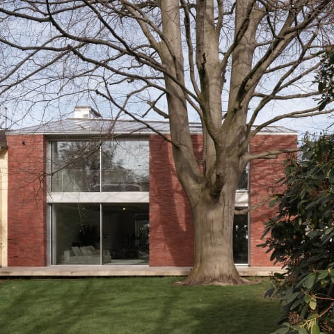 Wohnhaus unter Blätterdach