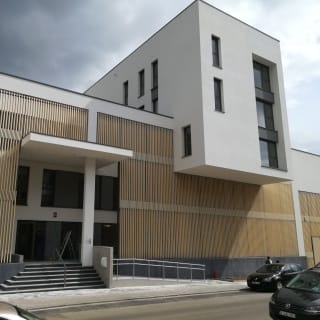 Neubau der Polizeistation in Molenbeek, Belgien: Klare Linien mit der Accoya-Holzfassade