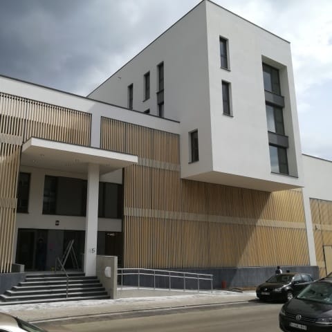 Neubau der Polizeistation in Molenbeek, Belgien: Klare Linien mit der Accoya-Holzfassade