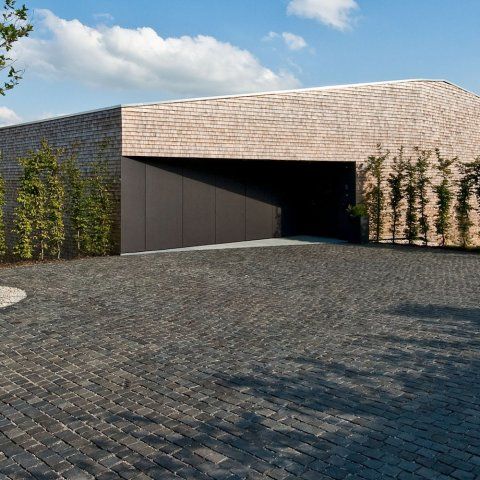 Haus hinter Schindeln