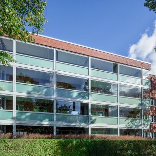 Ruhige Balkone an Verbindungsstraße
