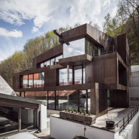 Neubau Wohn- und Geschäftshaus aus Corten und Sichtbeton