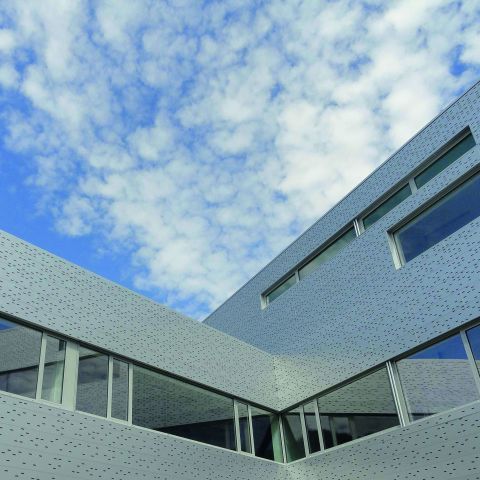 Technische Hochschule Wildau mit Fassade aus Farbaluminium