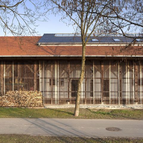 Wohnen und Arbeiten in der Torfremise – Bauen mit Holz und Lehm im Lebenszyklus