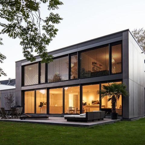 minimalistischer Neubau im Blockinnenbereich