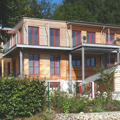 Vakuumgedämmtes Nullheizenergiehaus in modularer Holz-Beton-Mischbauweise