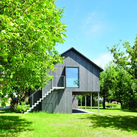WEITERGEBAUT - ATELIERHAUS HOFBBERG