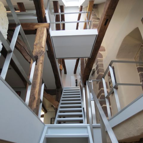 Ausbau von Dachgeschossen zu einem Wohn- u. Galeriebereich