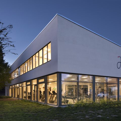 Neubau Sportvereinszentrums mit Außensportkabinen Jungingen