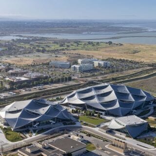 Das Dragonscale-Dach des Google Bay View Campus