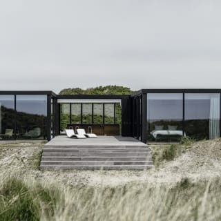Gläsernes Strandhaus an der Westküste Dänemarks