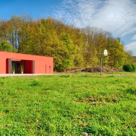 Jugendhaus Red Cube mit wandelbarer Fassade