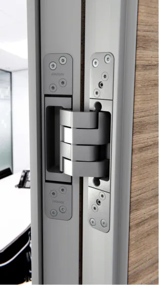 Das verdeckt liegende Band „Pivota DX 110 3-D“ überwindet Aufdopplungen sowohl auf Flügel- als auch auf Zargenseite bis zu 10 mm.
