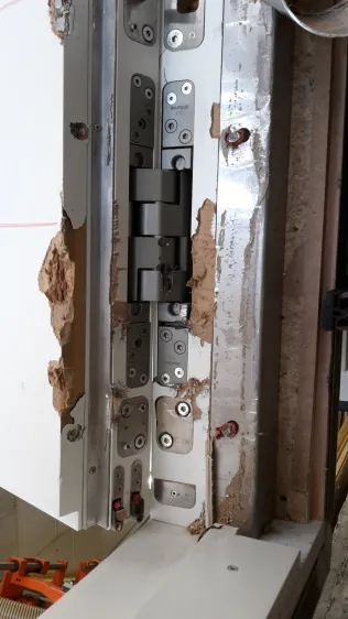Das „PIVOTA® DXS 300 3-D” weist eine Tragfähigkeit von 350 Kilogramm pro Paar auf und besteht ausschließlich aus Stahl. Dadurch erreicht das Band die Einbruchhemmung der Widerstandsklasse RC4. Das Bild zeigt das Band nach bestandener Einbruchprüfung. Foto: Huber Form Schreinerei GmbH, Triftern-Neukirchen