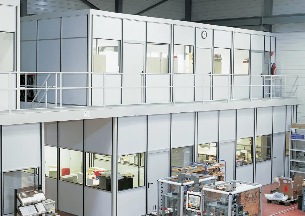 Das 2-stöckige Hallenbüro nutzt die Produktionsfläche optimal aus.