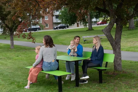 Sitzbank und Tisch mit HPL-Auflage Serie Ekeby