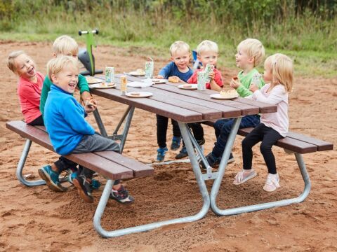 Beliebte Treffpunkte im Außenbereich: Picknicktische von HAGS