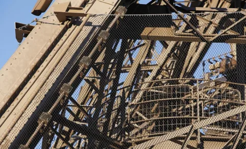 Sicherheitsnetz am Eiffelturm, Paris (F)
