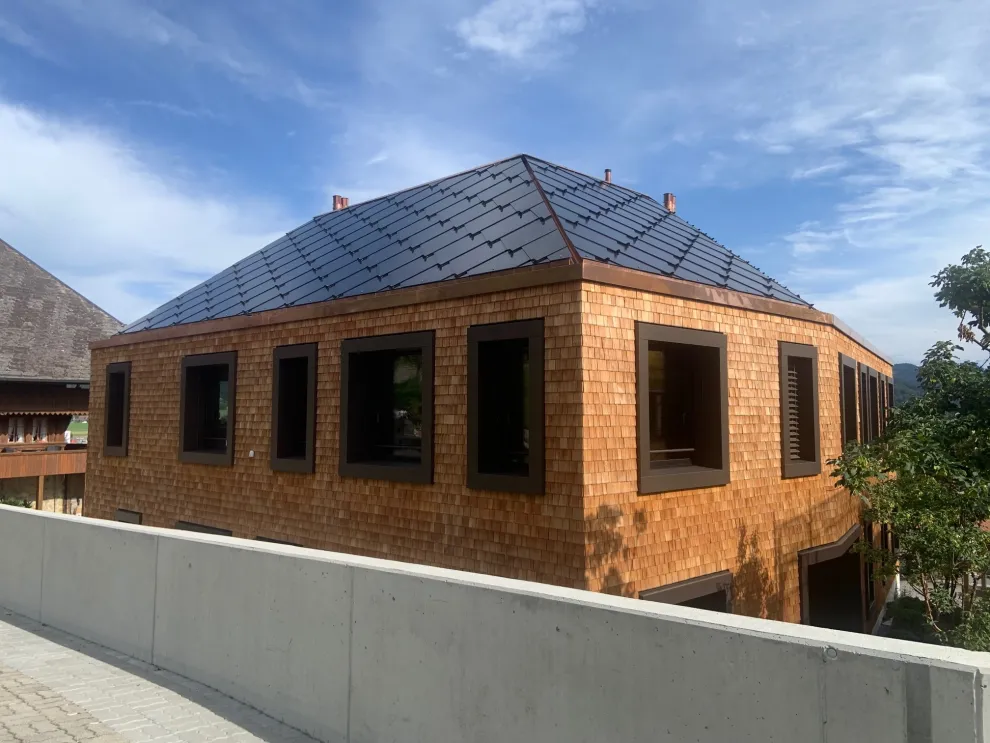Einfamilienhaus | ©SunStyle® | Der Photovoltaik-Ziegel mit seiner geringen Bauhöhe.