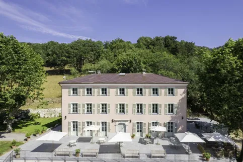 Das Wohnhaus wurde mit einem Solardach in Terrakotta-Farbe ausgestattet | ©SunStyle®