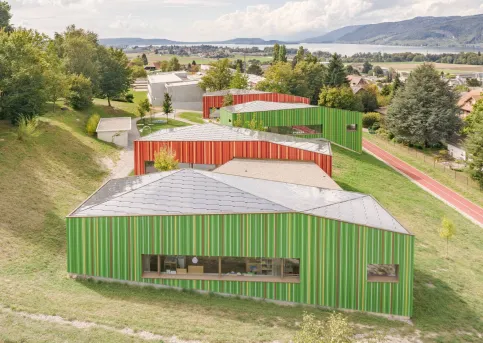 Kindergarten - Ipsach Schweiz | ©Andreas Buschmann | Integration des Ziegels in jede Dachform.